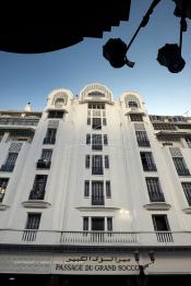 Image du Maroc Professionnelle de  Une des façades les plus représentatives de l’architecture du début du XXème siècle située sur le boulevard Mohamed V, cette construction monumentale de Marius Boyer (1922), " Immeuble du Glaoui ", Bd Mohammed V,  marque sa présence avec ses superbes tourelles couvertes de zelliges, le Dimanche 11 Janvier 2009. (Photo / Abdeljalil Bounhar)
